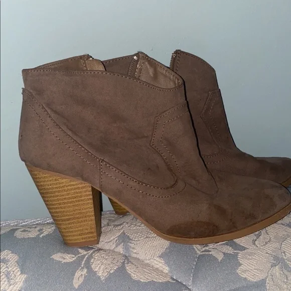 Boots/heels - Picture 2 of 5